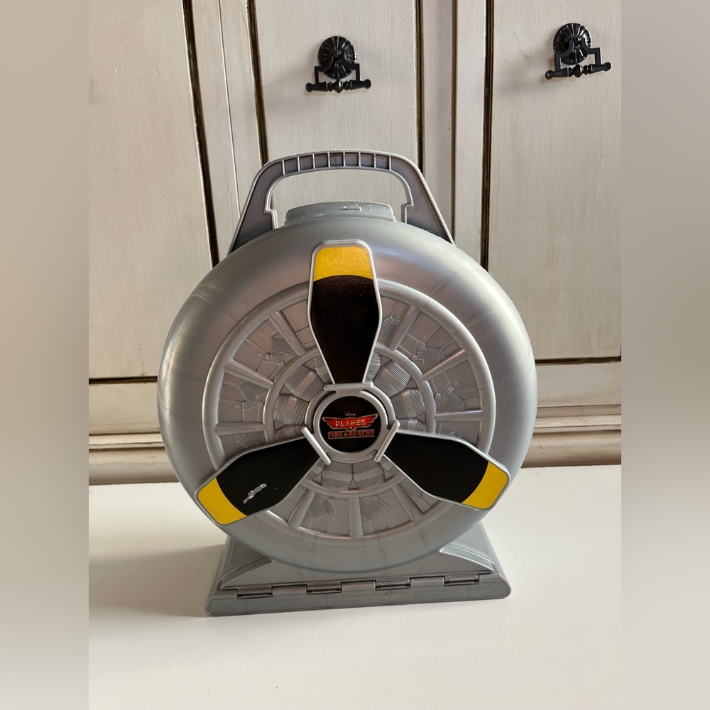 Disney Planes Fire and Rescue Aircraft Hanger Carrying Case Rare Vehicles Toys